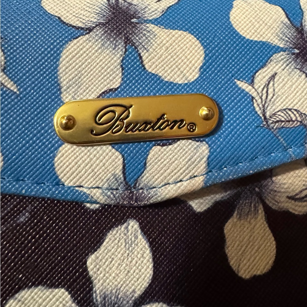 LIKE NEW BUXTON WALLET - Picture 2 of 8